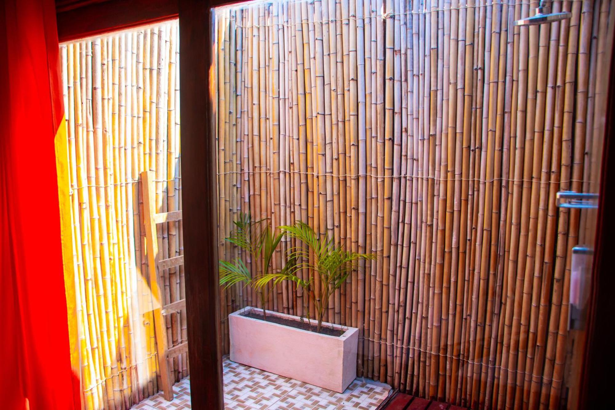 Ampazony Oasis Lodge Mahajanga Exterior foto